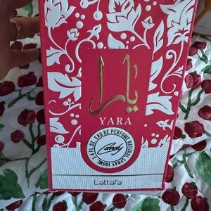 Ara Yara Fragrance Box in Red and White